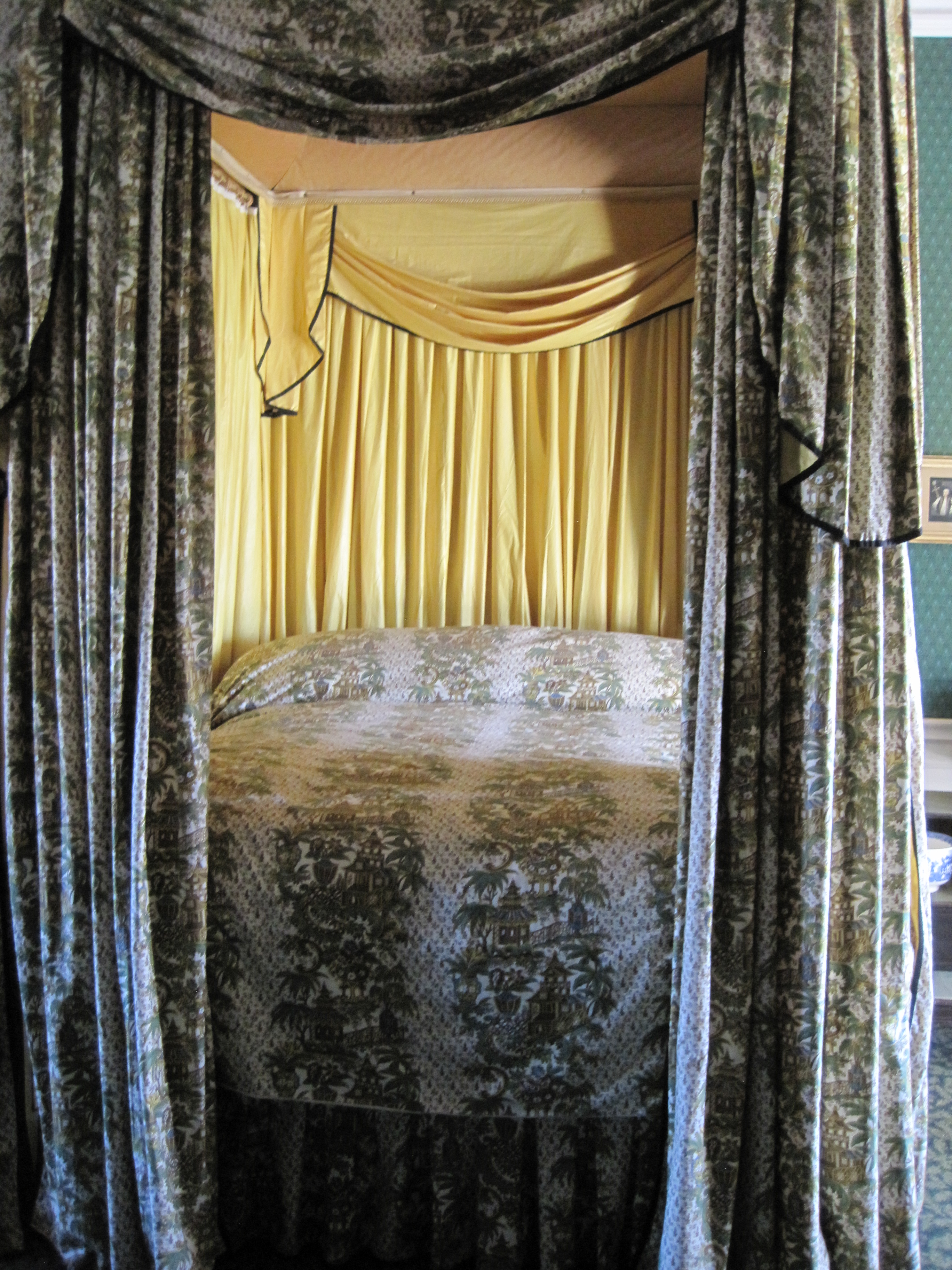 Lord Byron's bed at Newstead Abbey - photo by Juliamaud
