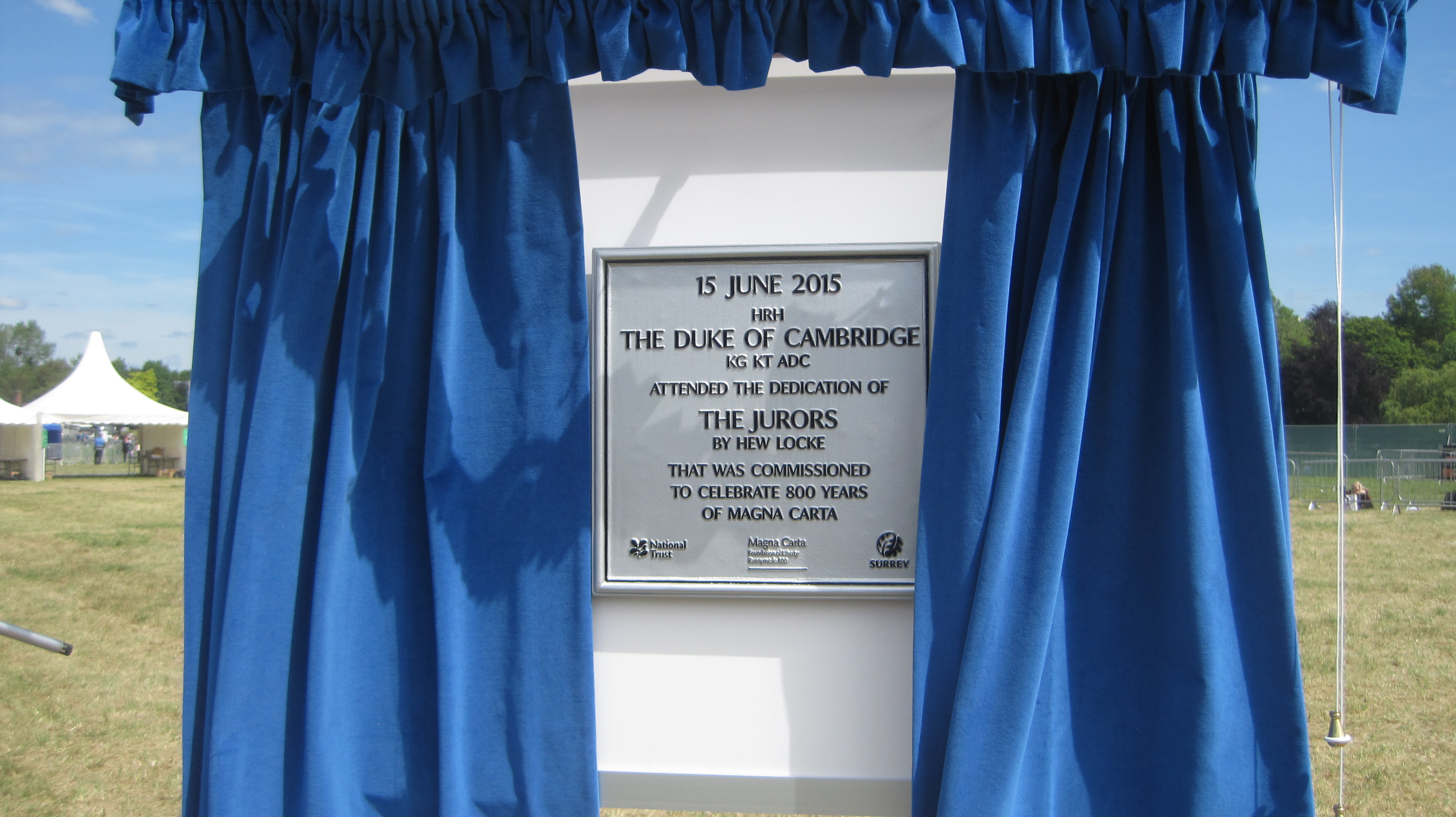 Duke of Cambridge attended the dedication of "The Jurors" - photo by Juliamaud