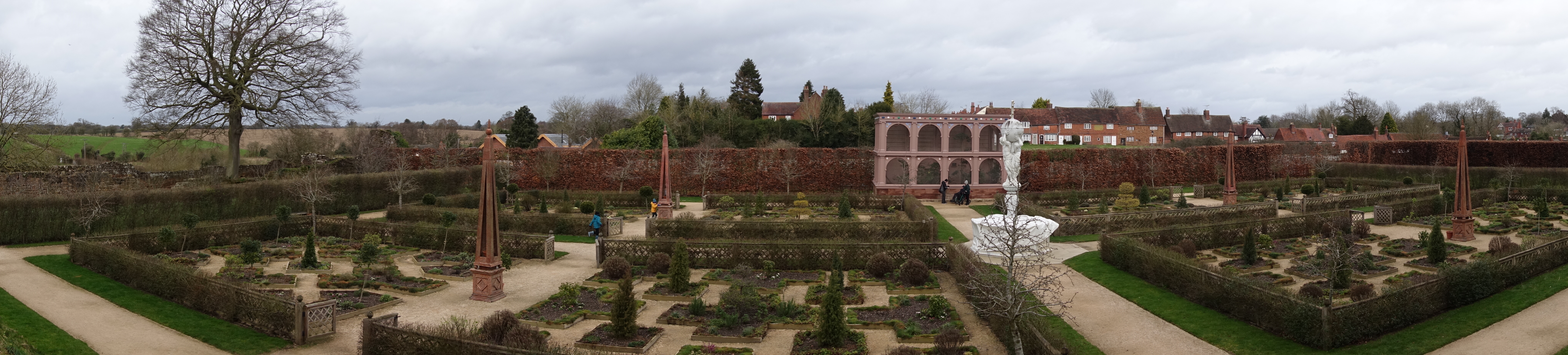 Elizabethan garden - photo by Juliamaud